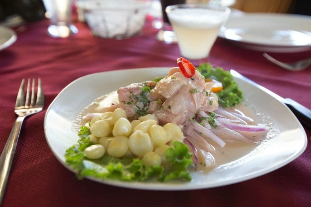 Peruanisches Ceviche ist eine wahre Landesspezialiät, die du dir nicht entgehen lassen solltest!
