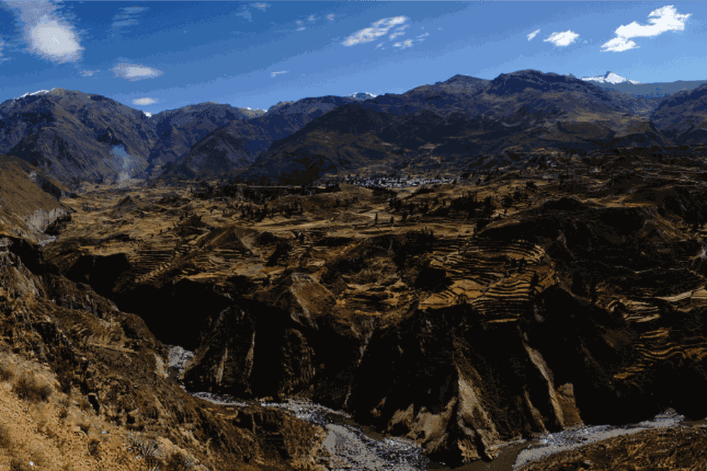 Der Colca Canyon bietet fantastische Ausblicke auf Schluchten und vorbeiziehende Kondore