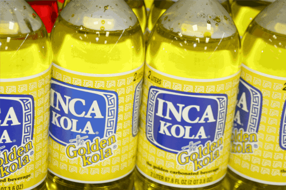 Das Gold der Inka: Die Inca Kola ist der beliebteste Softdrink der Peruaner und schmeckt so süß und klebrig, wie sie aussieht.