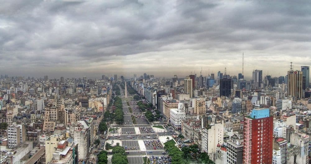 Der Obelisk am Ende der Avenida 9 de Julio in Buenos Aires. Quelle: Wikimedia