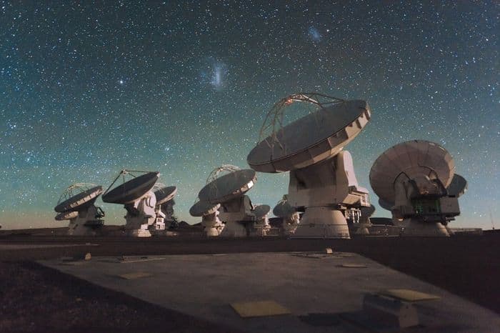The_Atacama_Large_Millimeter_Array_(ALMA)_by_night,_under_the_Magellanic_Clouds