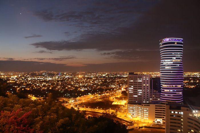 Guayaquil bei Nacht. Sicht vom